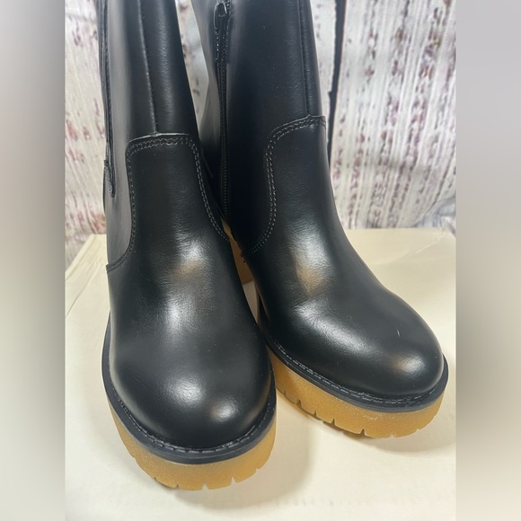 NIB Women’s Classey Boots, Sun Stone Black And Brown L, Size 5 - Picture 2 of 5